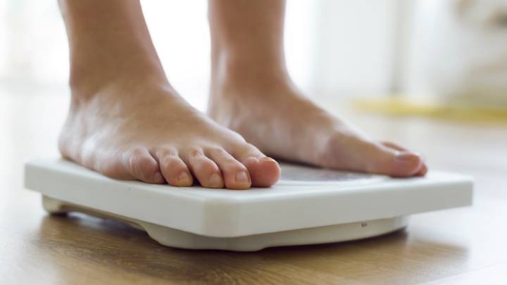 Pesarse a diario, lo último para perder grasa: te explicamos por qué