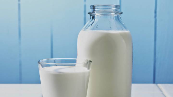 ¿Mejor leche entera que desnatada? Un estudio dice que sí