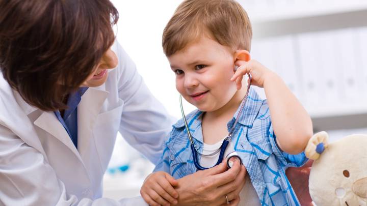 Los pediatras reivindican su labor de cuidar a niños y adolescentes 