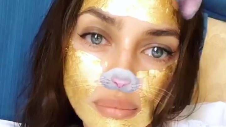 La máscara de oro con la que se cuida Irina
