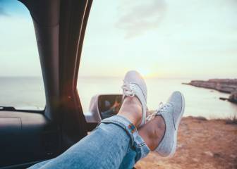 Por qué no deberías poner los pies en el salpicadero del coche