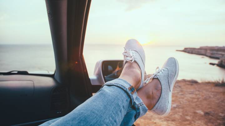 Por qué no deberías poner los pies en el salpicadero del coche