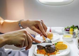 Los alimentos que jamás deberías comer en un viaje de avión