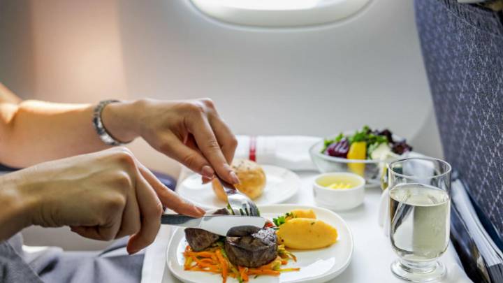Los alimentos que jamás deberías comer en un viaje en avión