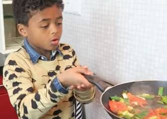 El hijo de Kluivert lanza un libro de recetas de cocina