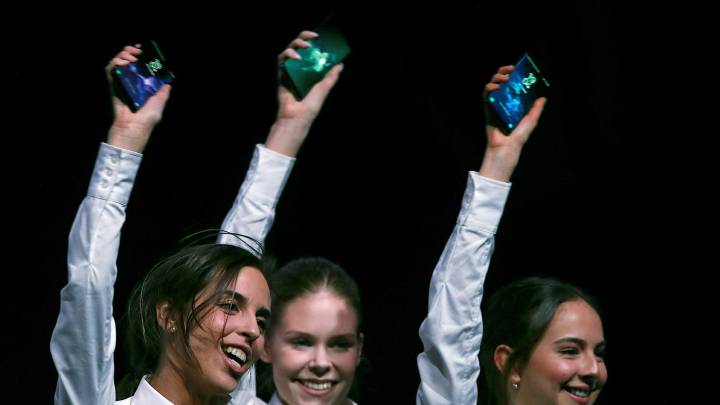 Francia prohíbe los móviles en los colegios (también en el recreo)