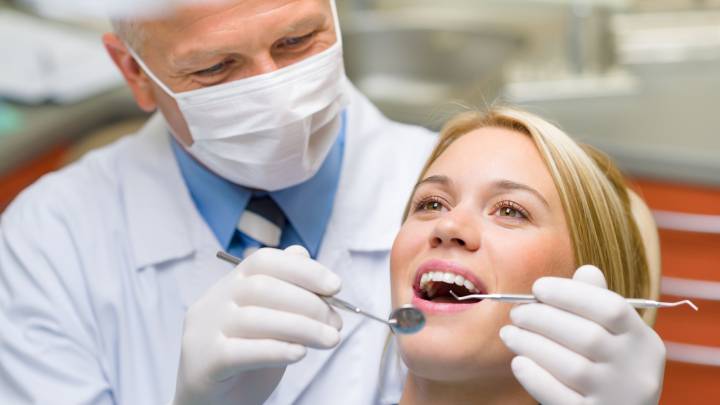 Solo 6 de cada 10 españoles fueron al dentista una vez en 2017