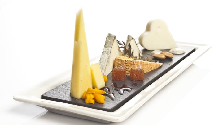Te contamos cuál es el queso más calórico (y el menos)
