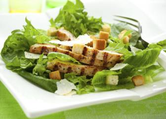 Lo que no debes añadir a tu ensalada para perder peso