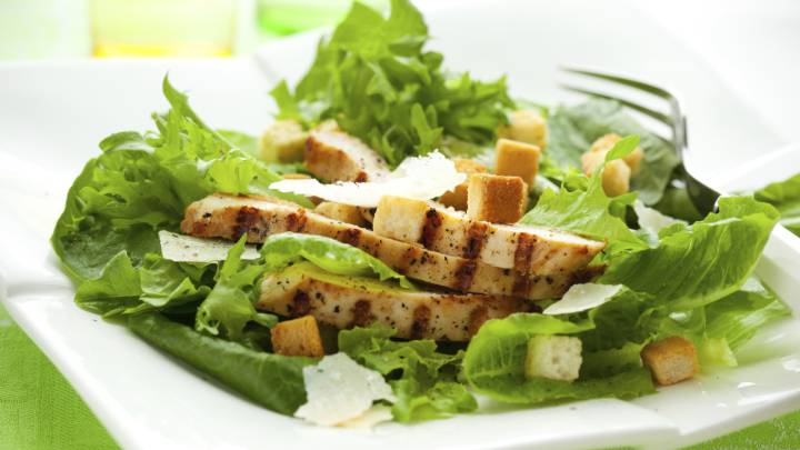 Lo que no debes añadir a tu ensalada para perder peso