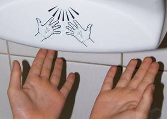 ¿Quieres bacterias? Sécate las manos en un baño público