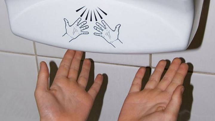 ¿Quieres bacterias? Sécate las manos en un baño público