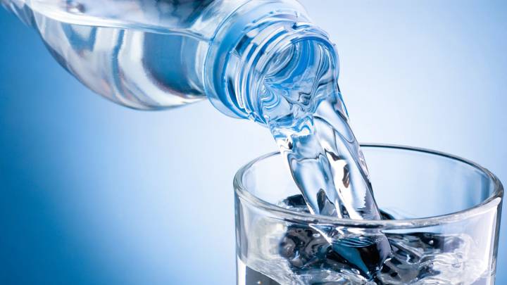 Beber agua en exceso puede causar dolor de cabeza (y ser peligroso)