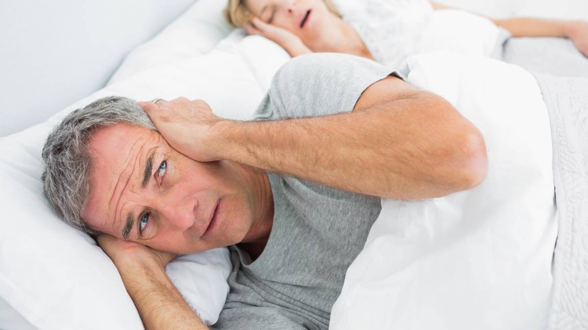 Puedes dejar de roncar usando una buena almohada? –