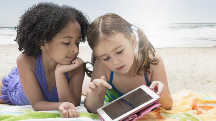 Adicciones digitales en verano: niños y adultos enganchados