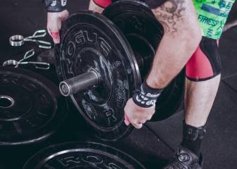 ¿Barra o mancuernas para maximizar el desarrollo muscular?