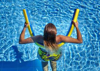 4 ejercicios con el churro de la piscina para entrenar en verano