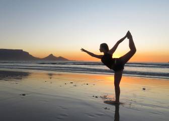 5 posturas de yoga para hacer en la playa
