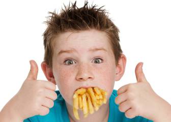 El almuerzo escolar debería prohibir los zumos y las patatas fritas