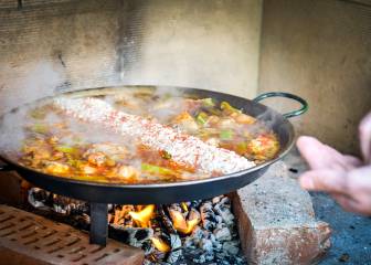 Dónde comer la mejor paella del mundo y cómo cocinarla