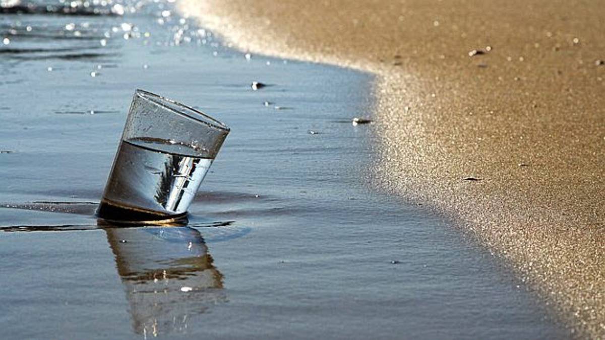 Beber agua de mar: cuatro motivos por los que no es ni útil ni sano