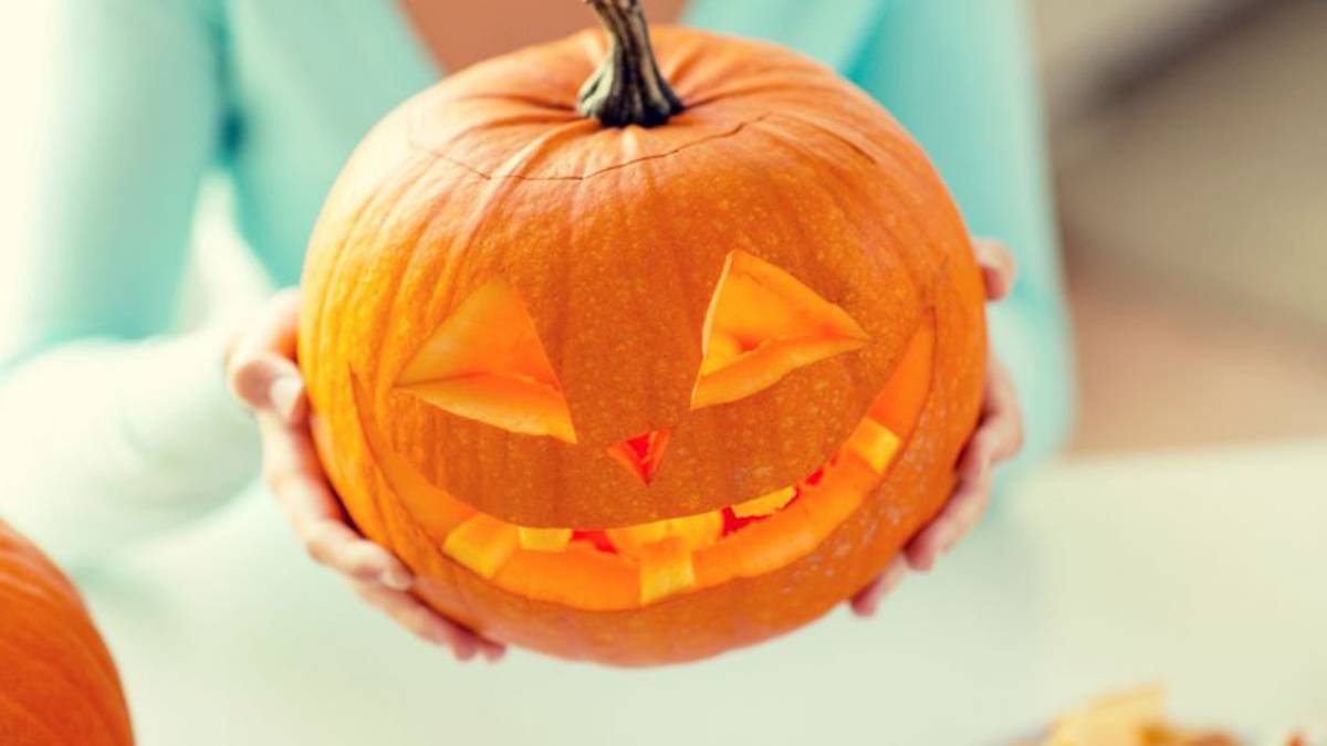 Vídeo: cómo vaciar y cortar una calabaza para decorar en Halloween 