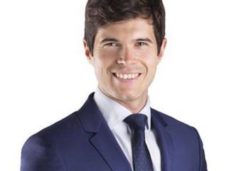 César Noval: cirujano de cambio de sexo y linier en la Liga, el del Eibar-Real Madrid