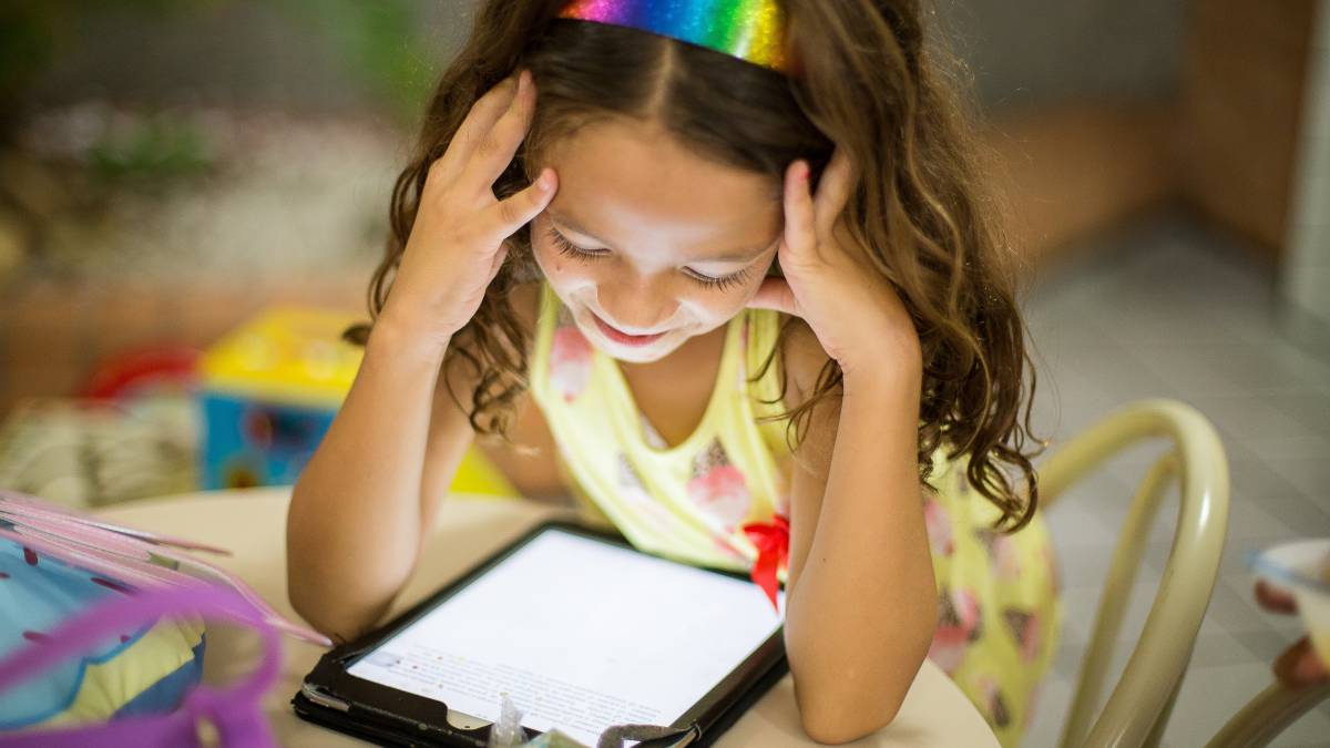 Niños pegados a una pantalla: los peligros de la sobreexposición