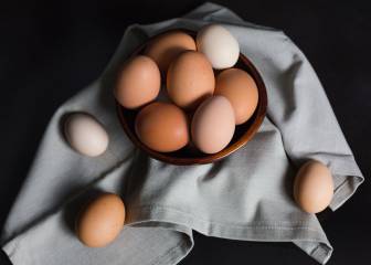 Huevo escalfado con patatas y calabacín: otra forma de cocinar el alimento más nutritivo