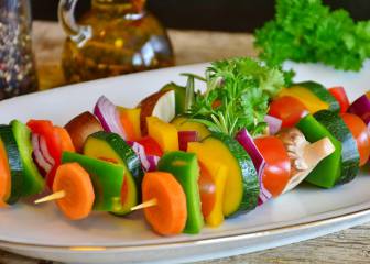 Receta cardiosaludable: brochetas de pollo (o no) con verduras