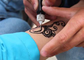 Tatuajes de henna negra: peligro de irritación, ampollas, decoloración y cicatrices