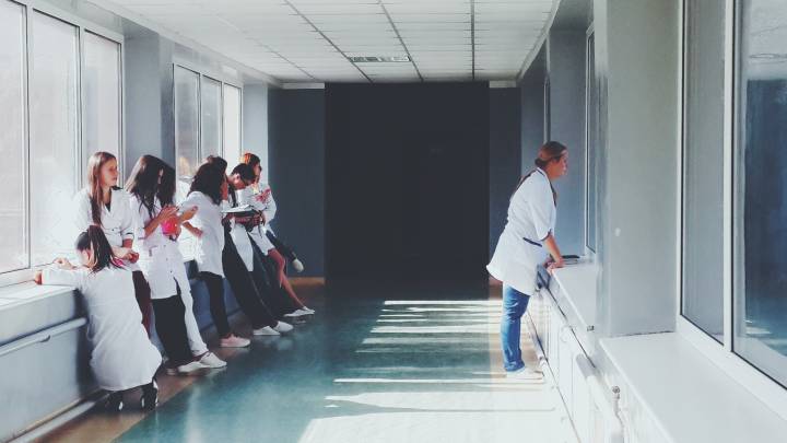 Varios médicos esperan en un centro sanitario