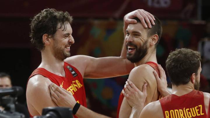 Los hermanos Pau y Marc Gasol bromean durante un partido de baloncesto de la selección española.