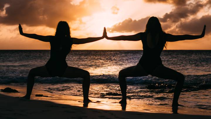 Dos mujeres practican yoga como recomendación de los psiquiatras