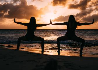 Dos mujeres practican yoga como recomendación de los psiquiatras