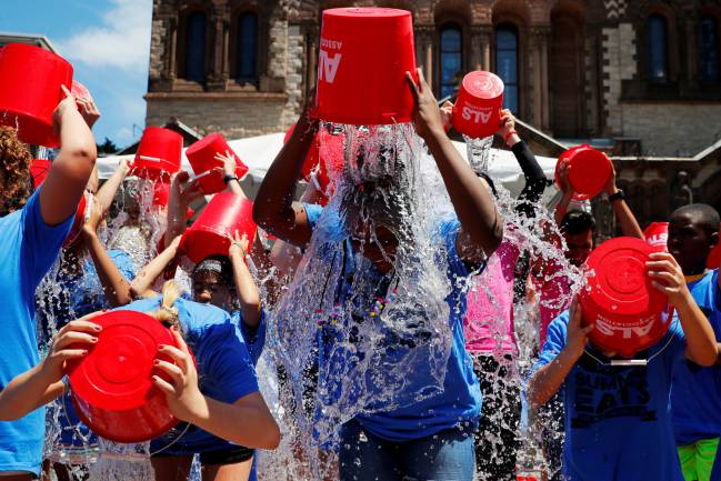 Varios jóvenes practica el Ice Bucket Challenge ideado por Pete Frates y Pat Quinn.