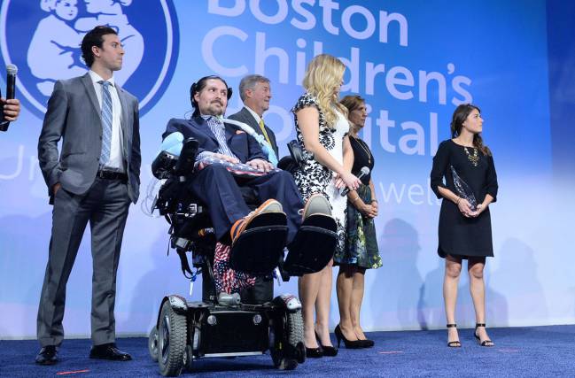 Pete Frates, impulsor del Ice Bucket Challenge, recibe el premio humanitario Corey C. Griffin.