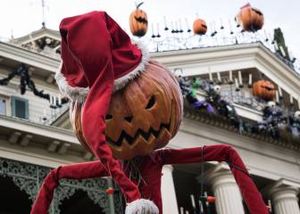Un espantapájaros de pesadilla delante de una casa.