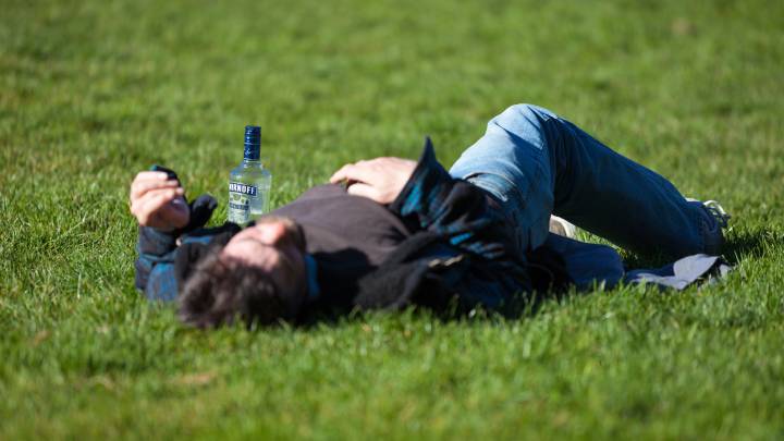 Un hombre descansa para recuperarse de una resaca provocada por el consumo de alcohol.