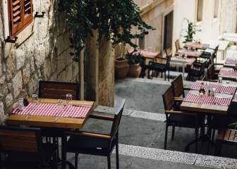 Mesas vacías a la hora del desayuno.