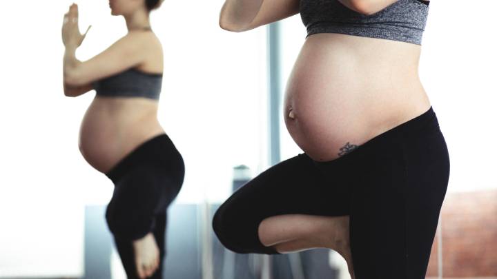 Una mujer embarazada hace ejercicios para prevenir los coágulos de sangre tras viajar en avión.