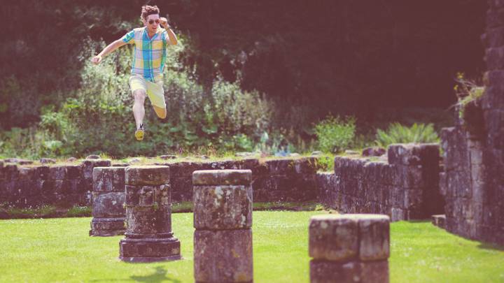 Un hombre salta con alegría.