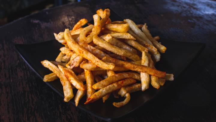 Un plato de patatas fritas.