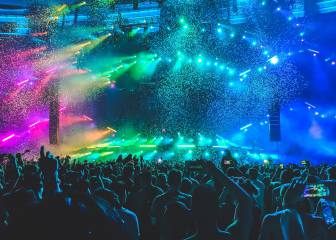 Los asistentes a un concierto se emocionan durante una de las canciones. 