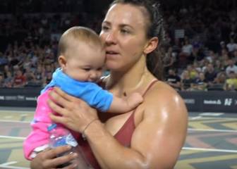 Kara Saunders sostiene a su hija tras clasificarse para los Games.