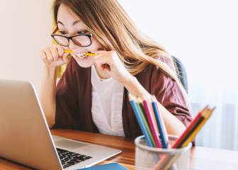 Una mujer estresada en el trabajo por el estrés negativo.