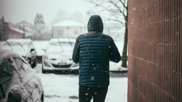 Un hombre se protege del frío para que no baje su temperatura corporal. 