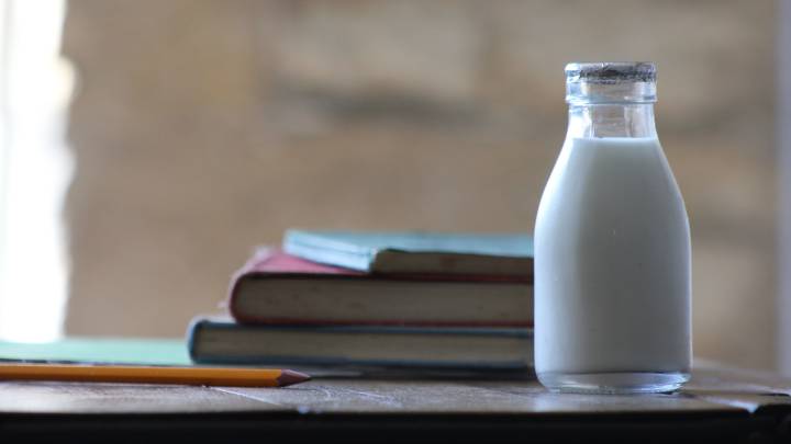 Una botella de leche entera sobre una mesa.