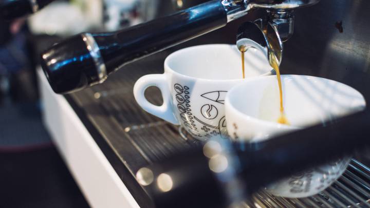 Una máquina prepara el café expreso perfecto. 