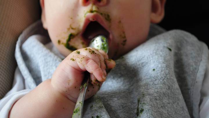 Un ni?o comiendo.